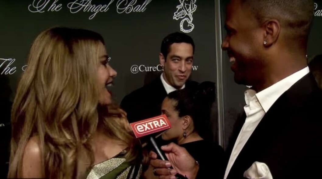 När Sofia Vergara såg att det var hennes ex Nick Loeb som sagt hej vände hon snabbt bort blicken igen utan att svara. Sofia Vergara och Nick Loeb tittar på varandra