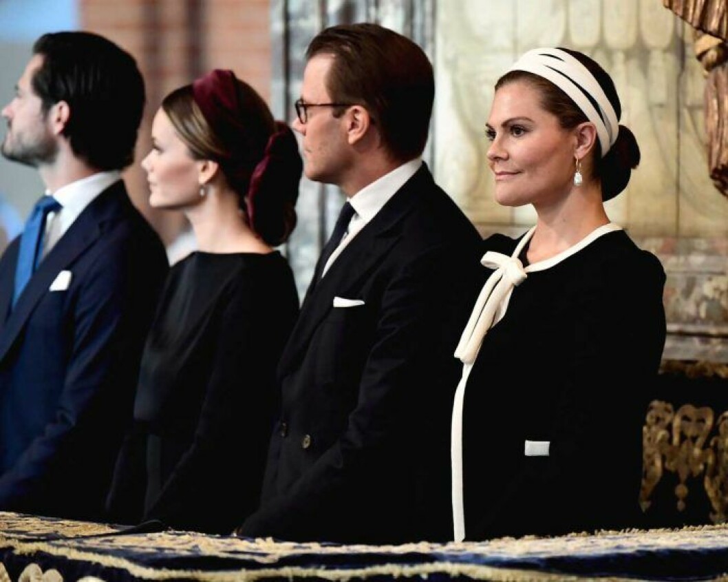 Victoria i örhängen från Cravingfor. Victoria 2019
