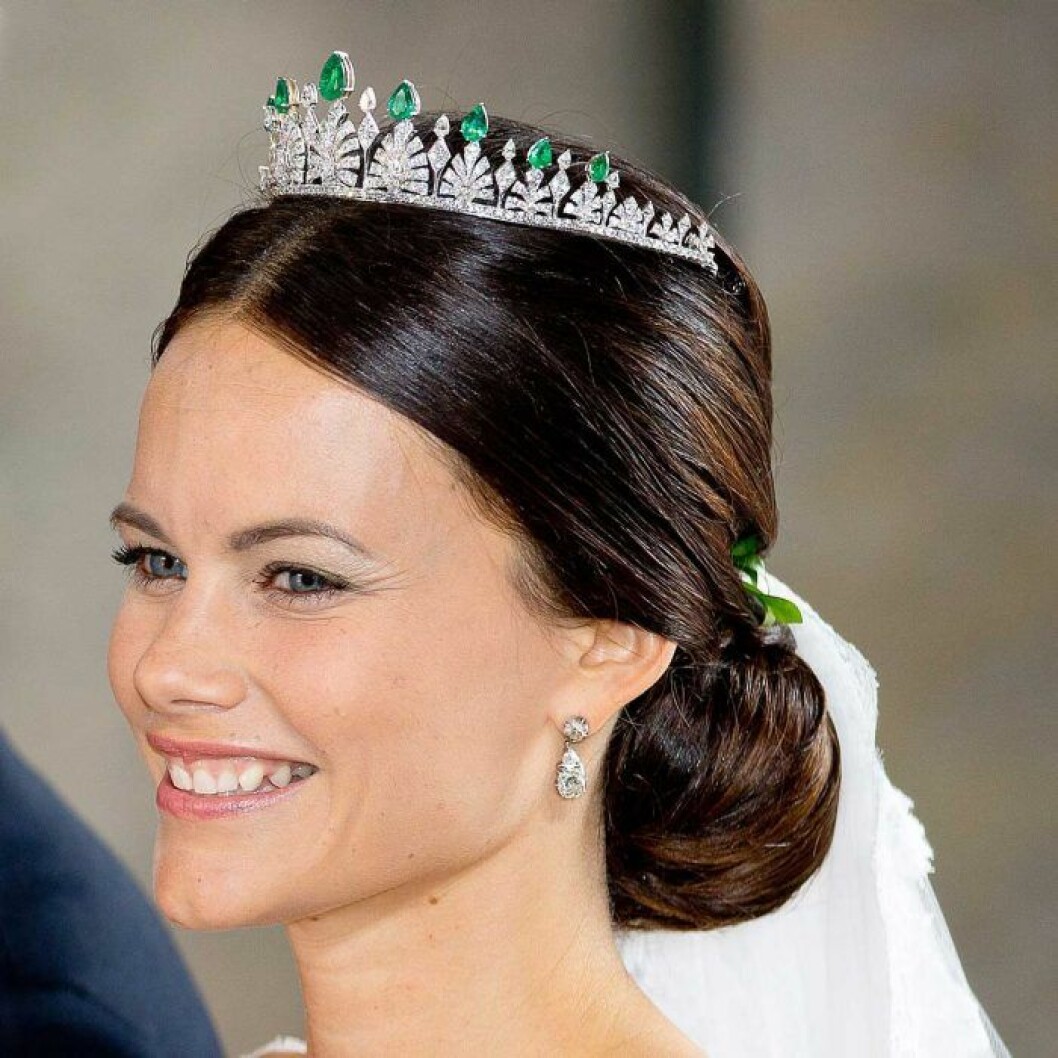 Minns du? Så här såg tiaran ut första gången vi såg den. På prinsbröllopet år 2015. Så såg tiaran ut första gången vi såg den på prinsessan Sofia