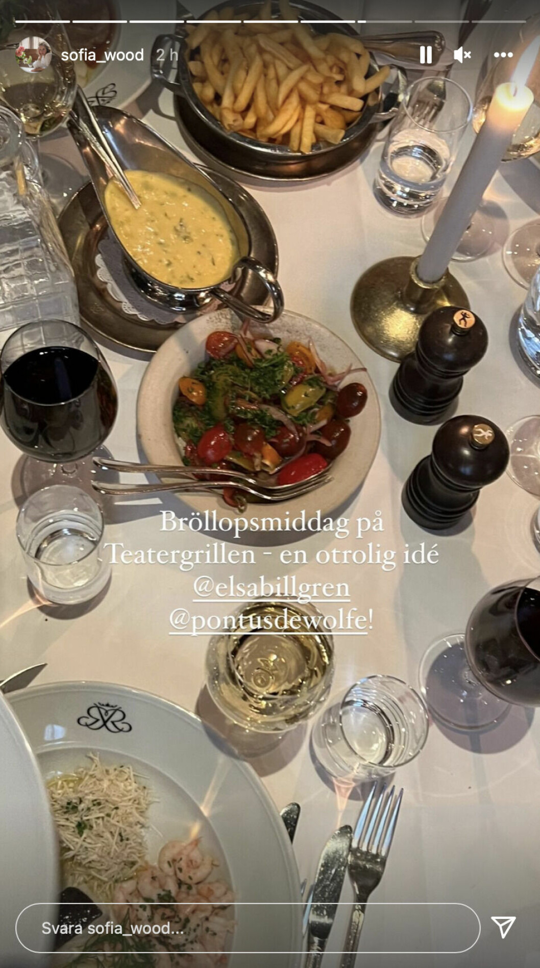 Efter vigseln åt de gott på fin restaurang. bröllopmiddagen