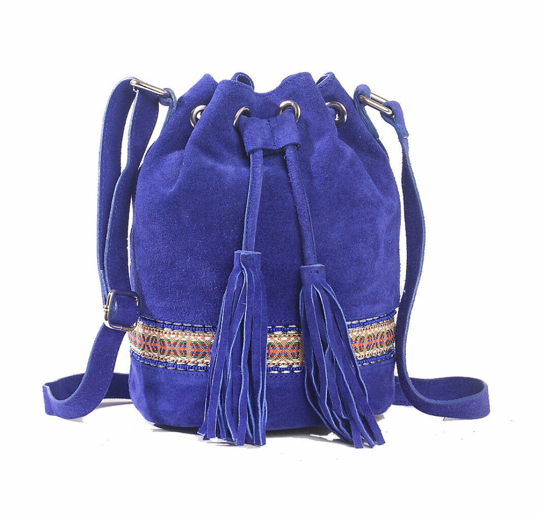 <a href="http://www.laredoute.se/soft-grey/vaska-i-mocka/527459?N=1z141xaZ68s&Nao=19&Ns=RankValue7%7C1&selArt=270583" target="_blank">Påsväska</a> i mocka, 649 kr, Soft Grey/www.laredoute.se pasvaska-soft-gery-la-redoute