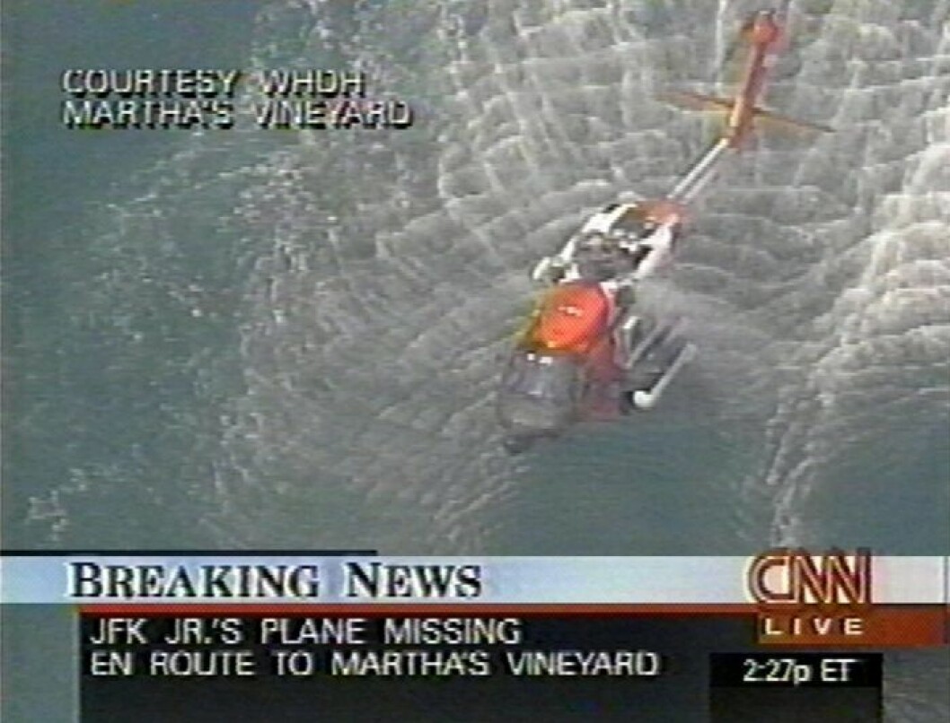 Stort sökpådrag efter att paret Kennedy försvunnit under en resa till Martha’s Vineyard den 16 juli 1999. Stort sökpådrag