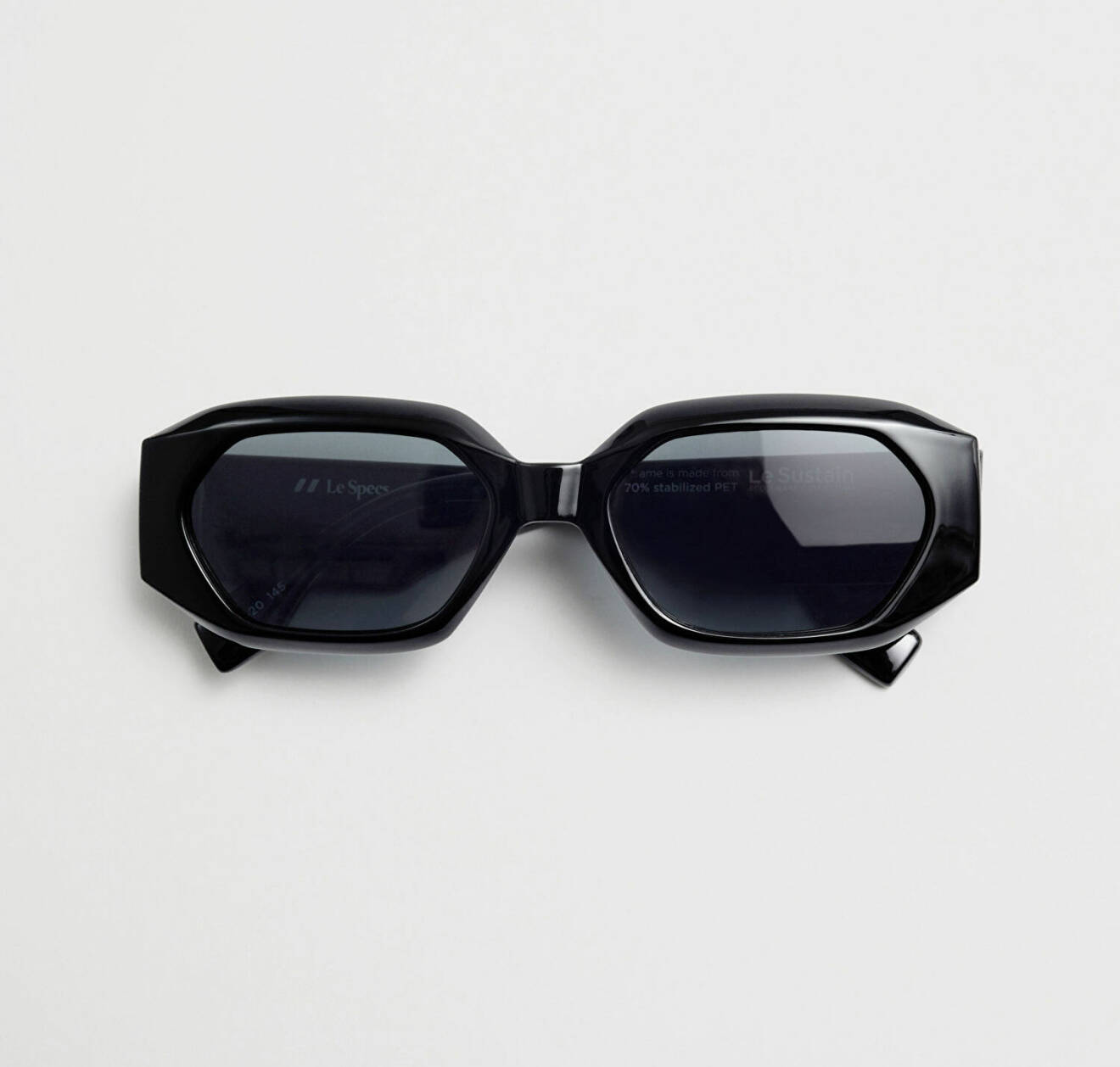 Svarta solglasögon i trendig modell från Le Specs.