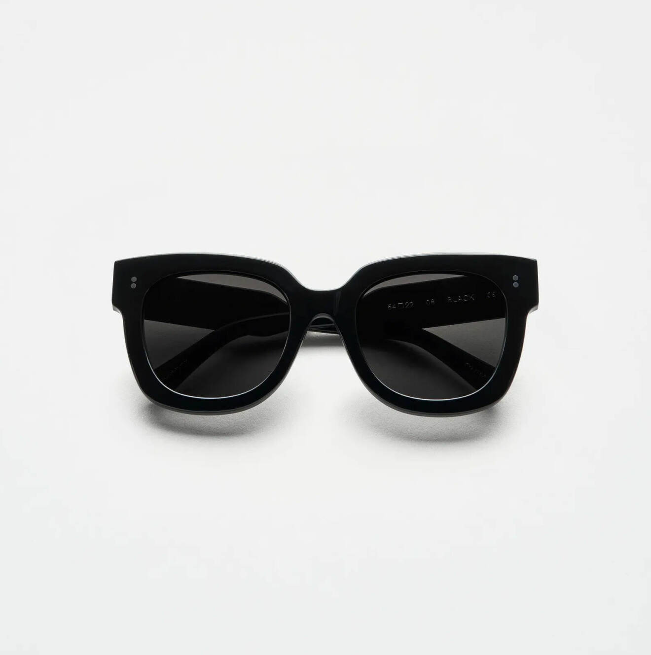 Svarta klassiska solglasögon från Chimi Eyewear.