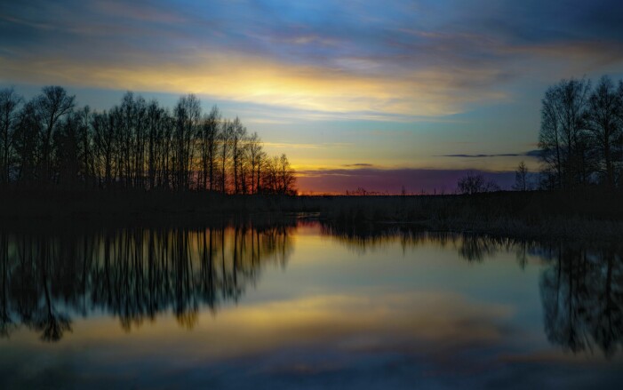 Solnedgång över en sjö.