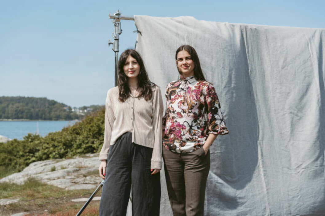 Madlen Fondén och Daniella Letica Fransson. Something Borrowed. Hyr kläder från Åhlens, MQ, Ellos. Prenumerera på kläder.