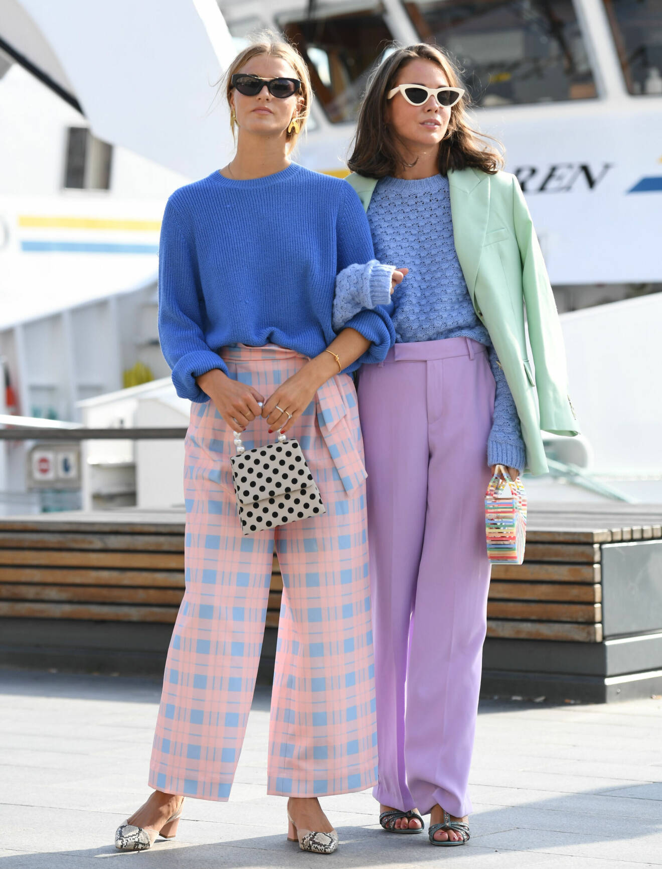 Pastellfärgade vida byxor matchas med pastell upptill.