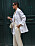 Darja Barannik bär vid byxa som matchas med olika vita toner.