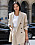 Tiffany Hsu matchar det vita linnet med beige kostym.