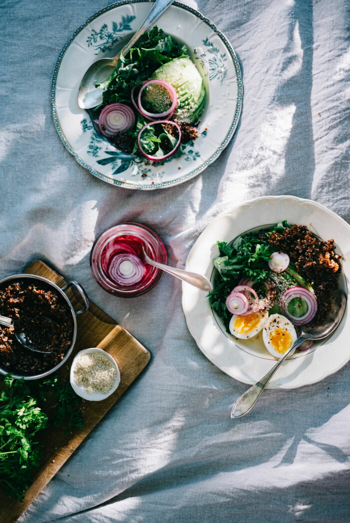 Soppa till frukost är ett bra sätt att starta dagen. Den hemgjorda kycklingbuljongen innehåller många mineraler och alla viktiga aminosyror. Frukostsoppa