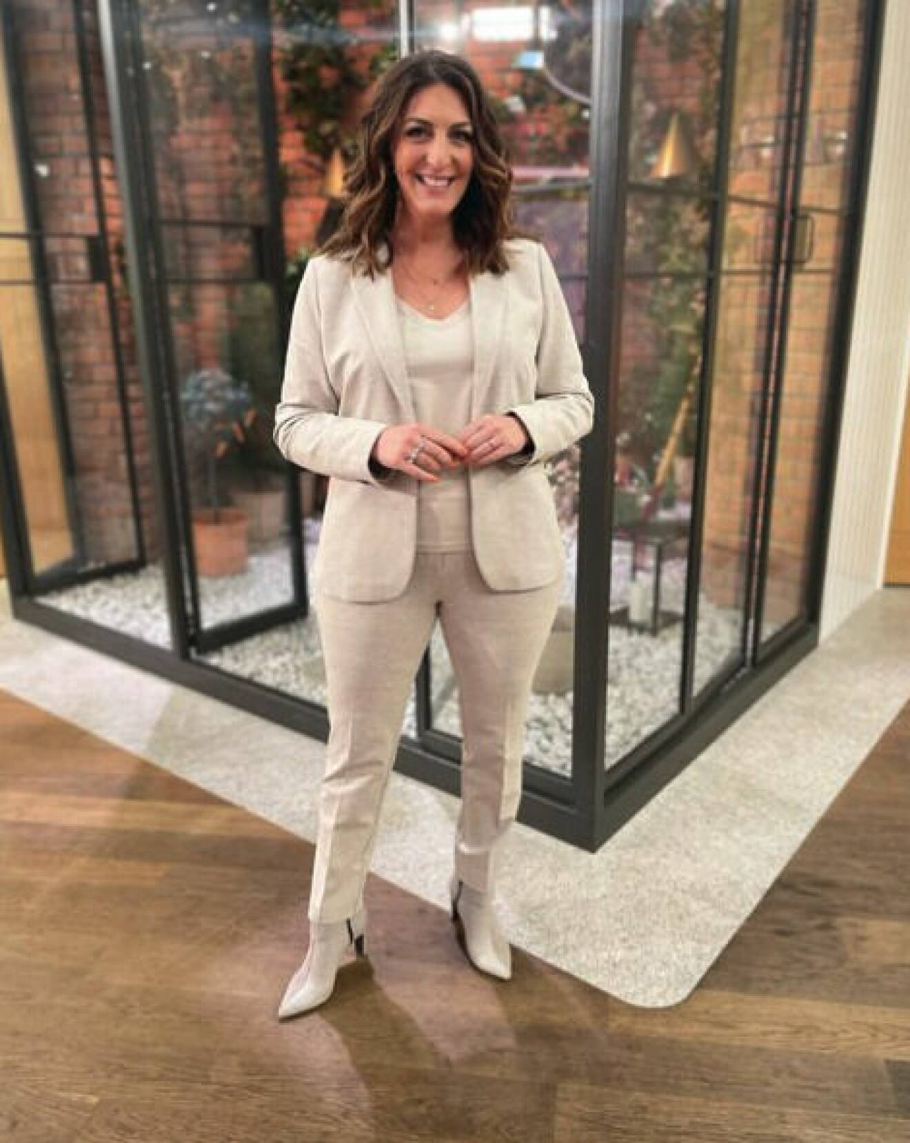 Soraya Lavasani på TV4 i beige kostym