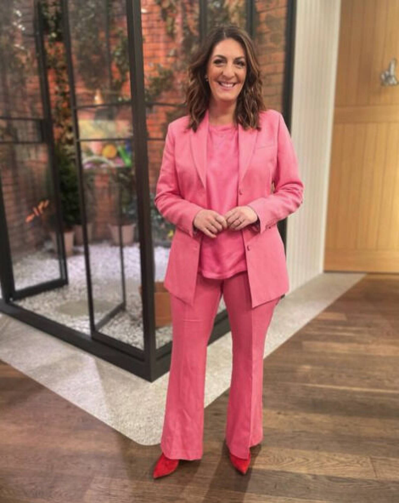 Soraya Lavasani på TV4 i rosa kostym