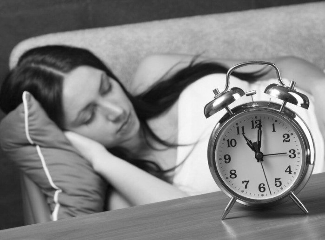 sovande-kvinna-i-soffa-med-alarmklocka-700x518