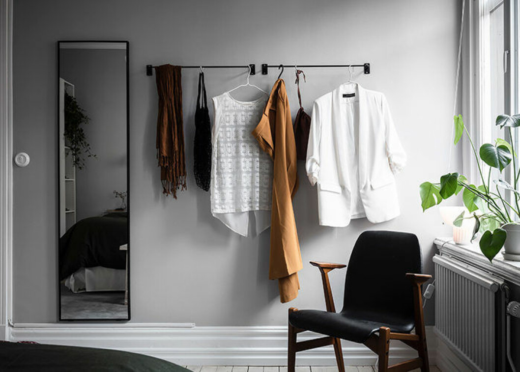 En fåtölj piggar upp ett tomt hörn i sovrummet. Foto: Anders Bergstedt Styling: Elli Roshandel för <a href="https://www.instagram.com/entrancemakleri/" target="_blank" rel="noopener">Entrance mäkleri</a>/mäklare: Erika Bergholm Fåtölj i sovrummet i skandinavisk inredningsstil