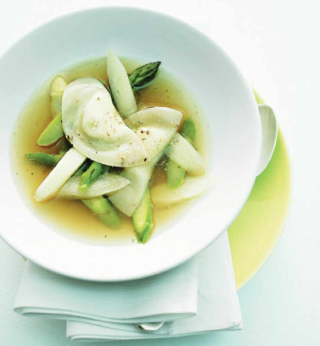 Sparrisbuljong med färskostfyllda wontons