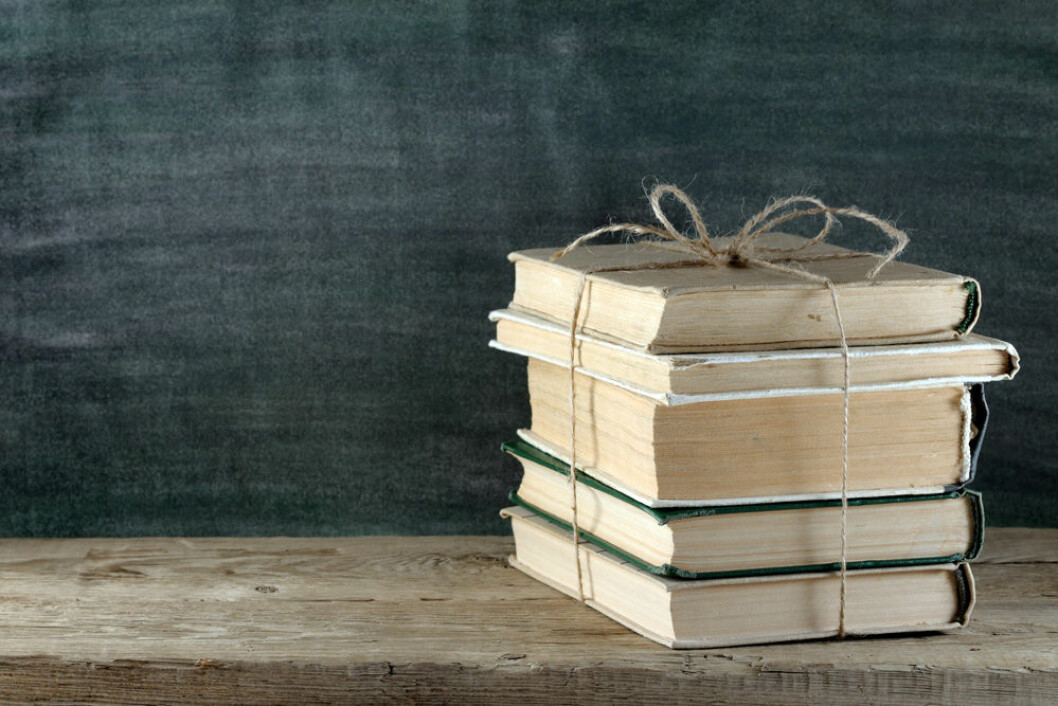 STACK-OF-BOOKS-COLOURBOX6120287