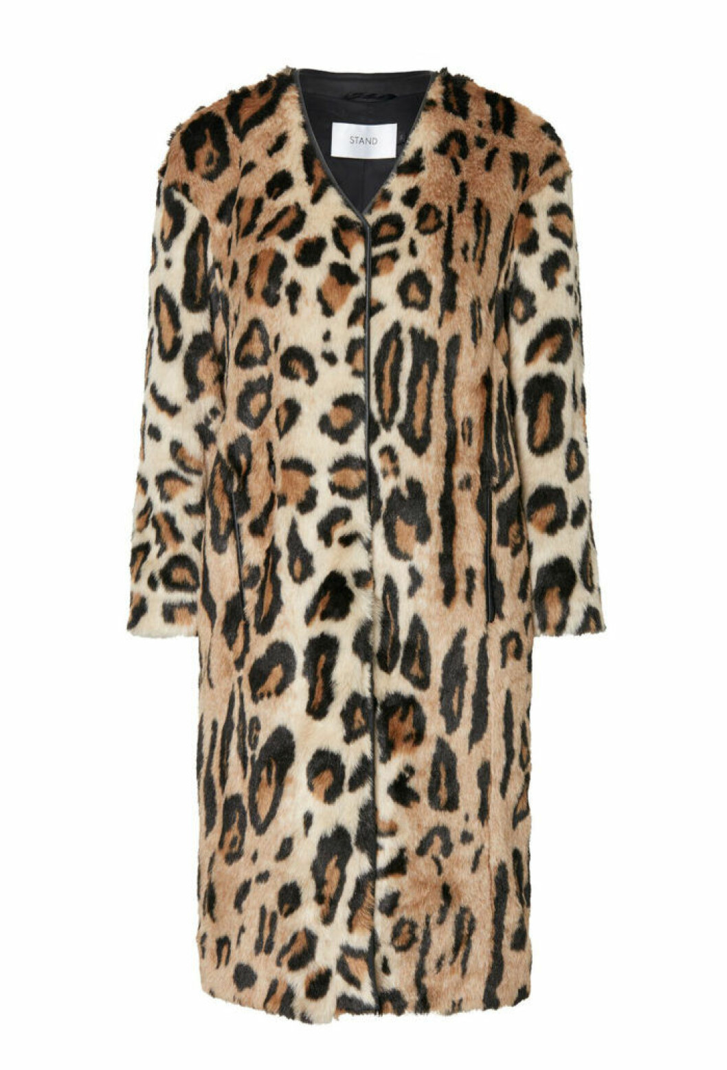 <a href="http://www.standofficial.com/stand/claire-coat-natural/?group=prod_prod_grp-s1%2F153">Kappa i fuskpäls</a>, ca 2 500 kr, Stand. kappa-leopard-stand
