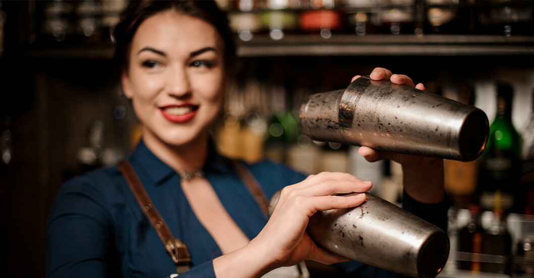Bartender som blandar drinkar