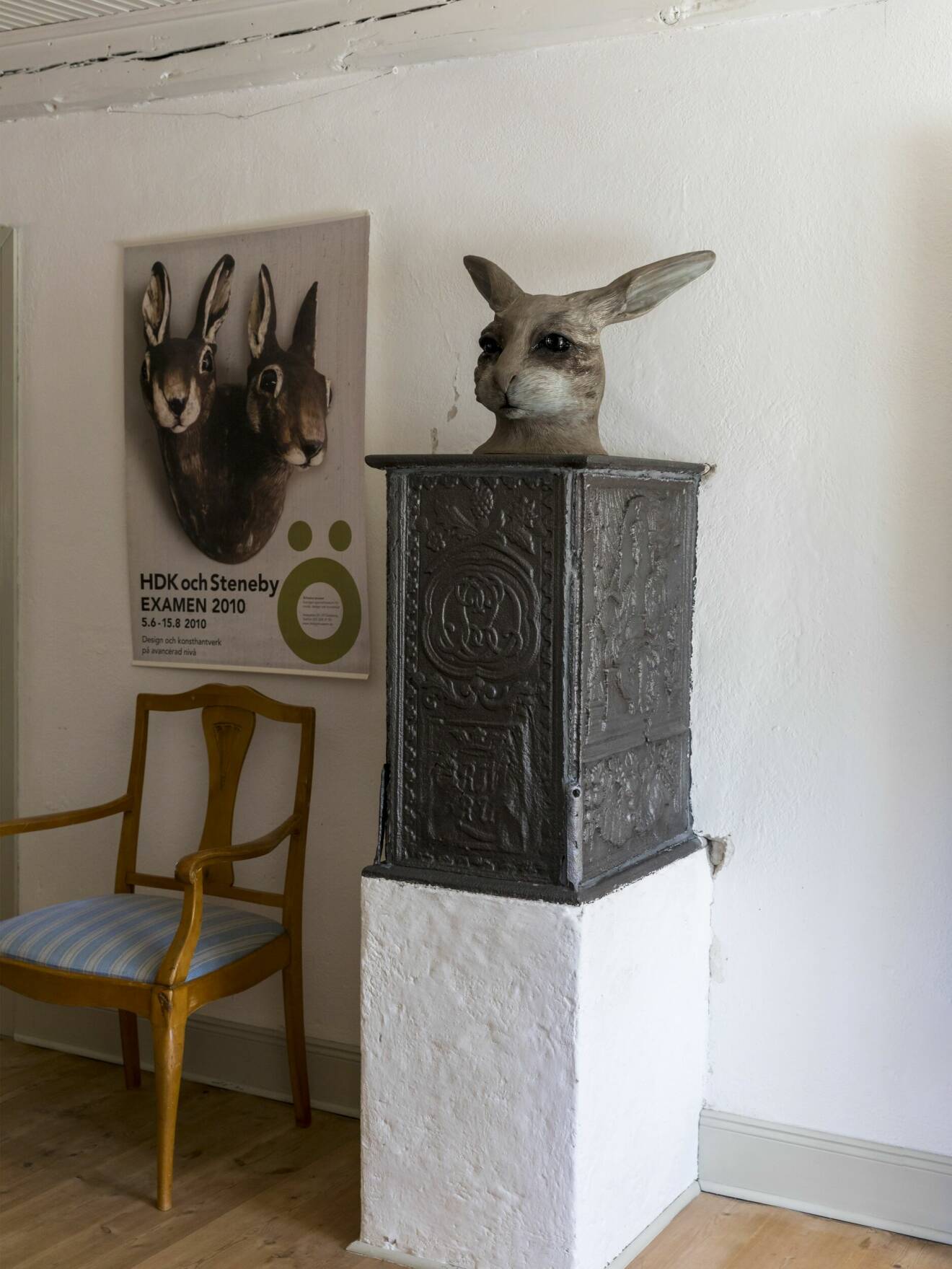Staty av en hare och en affisch med harar.