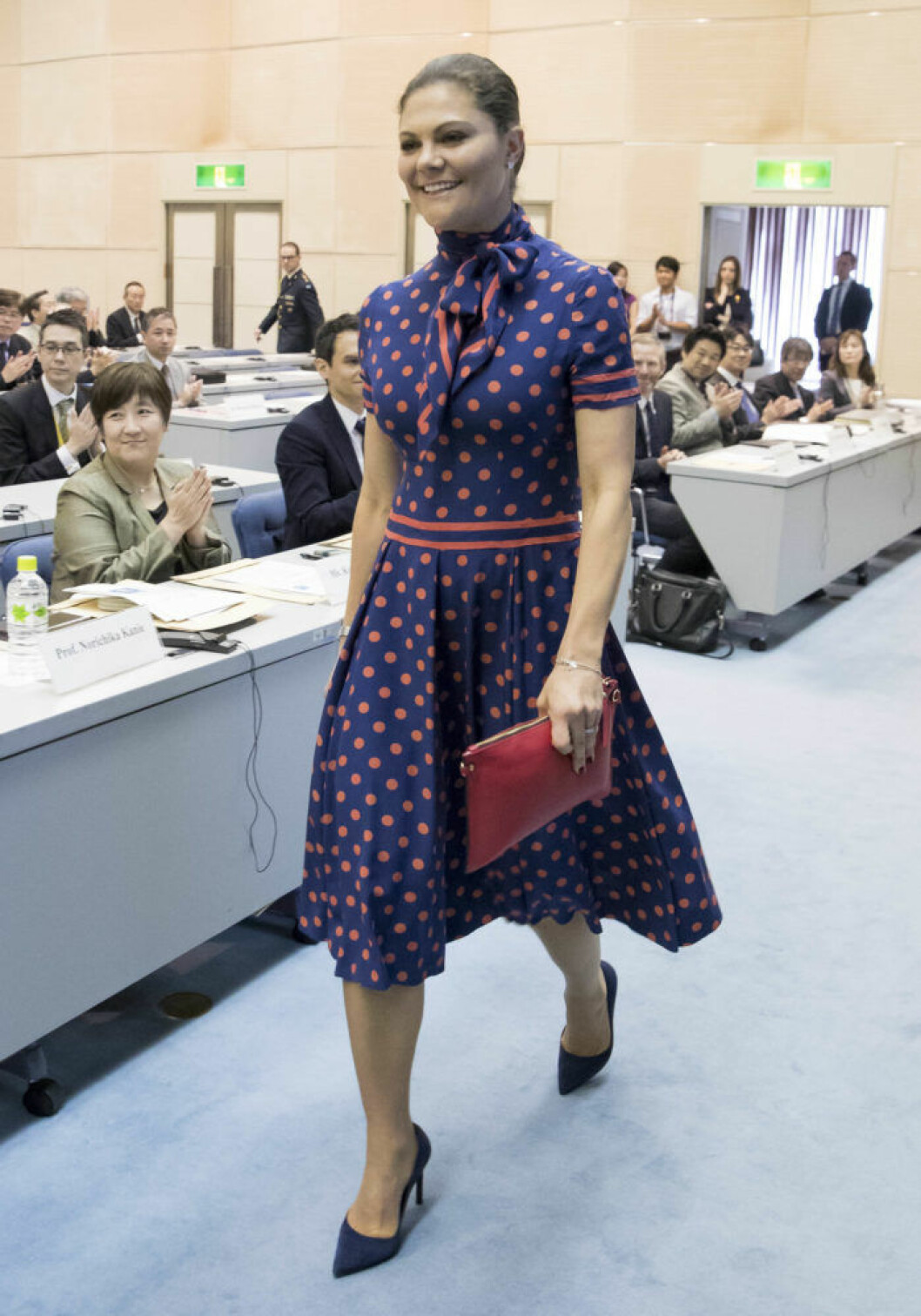 Victoria 2017. <br>Under sin resa till Japan i april förra året gjorde kronprinsessan Victoria succé i mammas prickiga gamla blåsa. Ett tydligt ställningstagande för hållbart mode och mycket lämpligt i sammanhanget, då en stor del av besöket gick i miljöns tecken.
