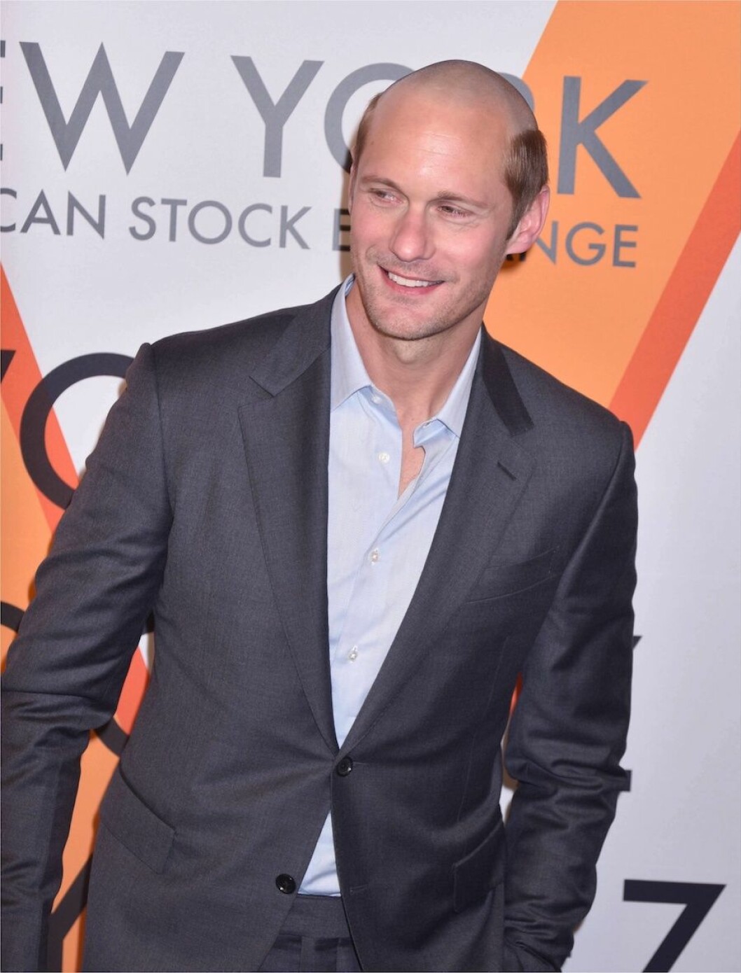 Alexander Skarsgård i sin nya semi-rakade look.