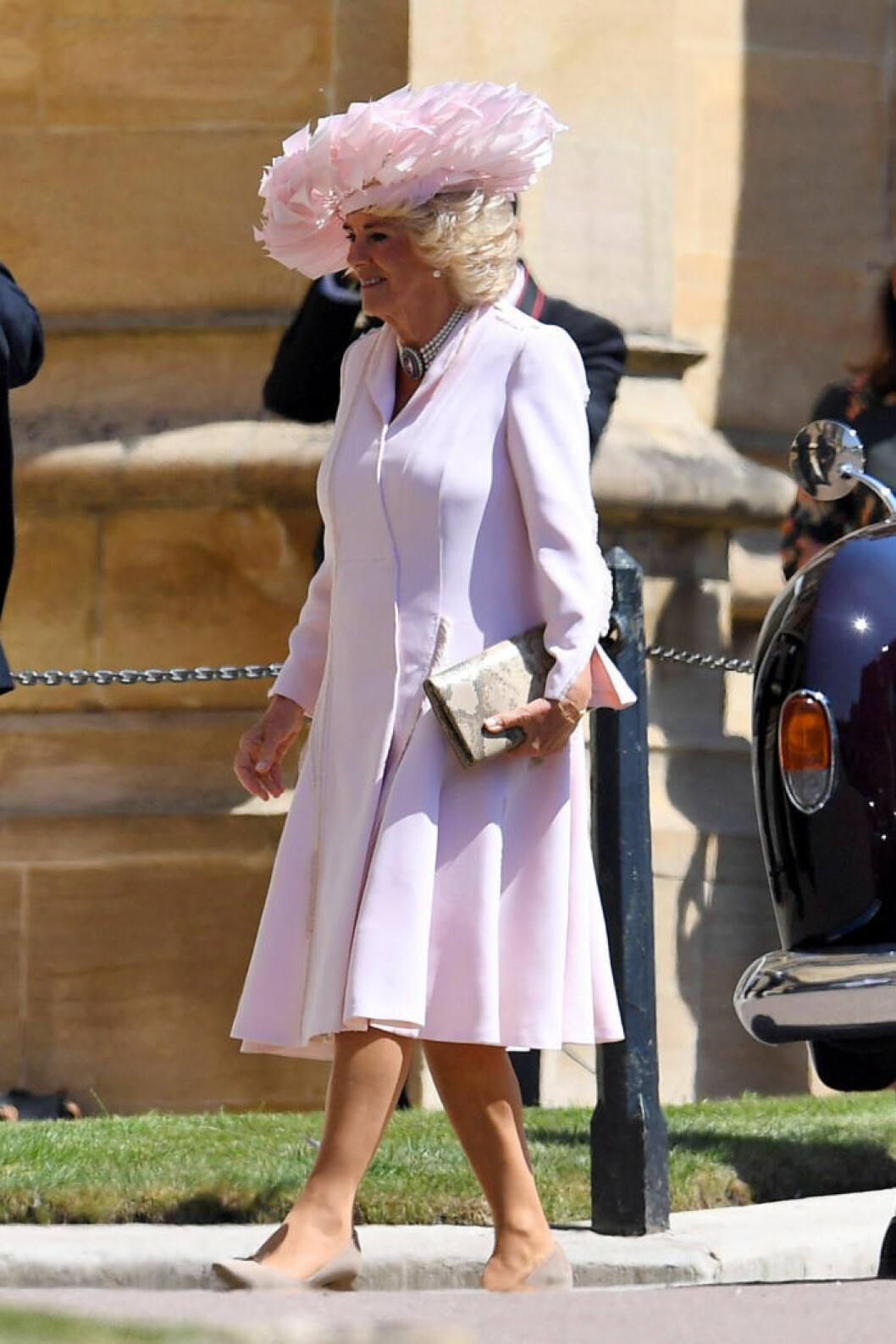 Prins Charles fru, hertiginnan av Cornwall, Camilla anländer till kyrkan.