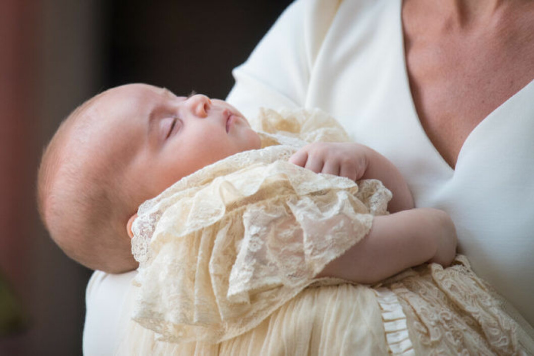 Prins Louis anlände till sitt dop i Catherines famn. Prins Louis anländer till sitt dop i Catherines famn.