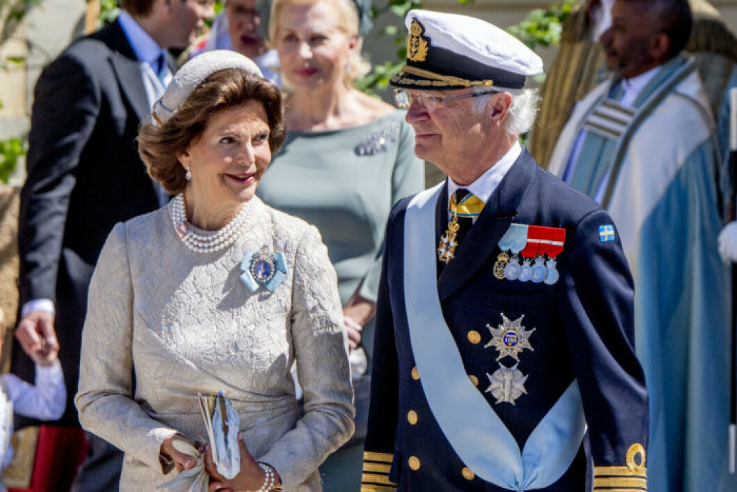 Silvia och Carl-Gustaf, i bakgrunden skymtar Chris mamma, Eva O’Neill.