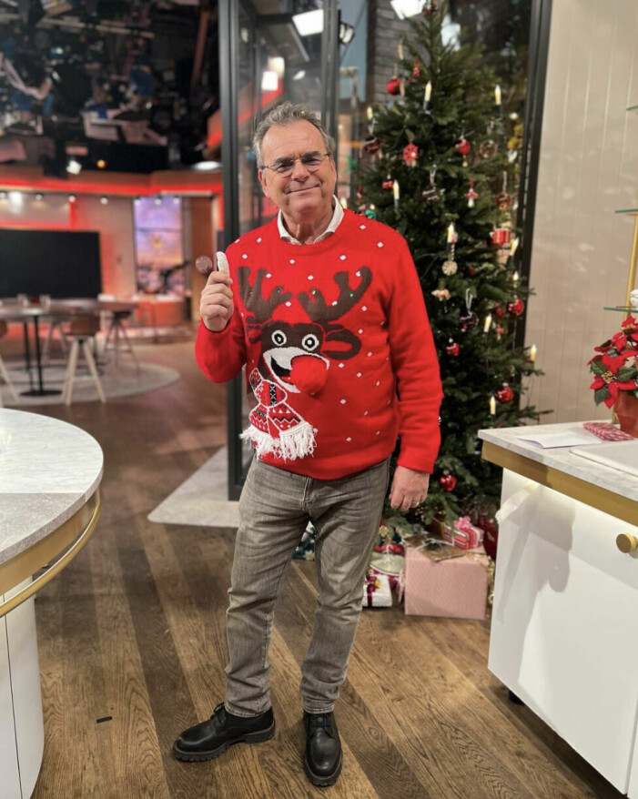 Steffo Törnquist i TV4 Nyhetsmorgon i en röd jultröja med en ren och lampor från Rusta