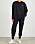 Modell med svart swetshirt och svarta sweatpants. Set från Adidas by Stella McCartney.