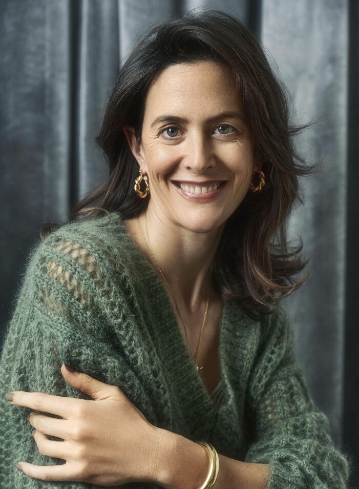 Tröja i ull, XXS–XL, 2 999 kr, By Malene Birger. Örhängen i guldpläterat återvunnet silver, 1 999 kr, CU Jewellery. Halsband med hänge i guldpläterat silver, 1 995 kr, Maria Nilsdotter. Armband i guldpläterad mässing, 1 400 kr, Charlotte Bonde. Stickad grön tröja By Malene Birger