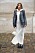 Outfit med vit stickad klänning, grå kavaj och svarta loafers från Prada