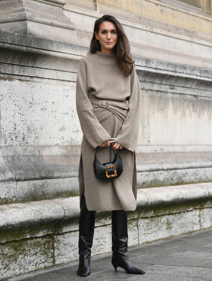 Beige stickad klänning i bekväm modell vid modeveckan i Paris.
