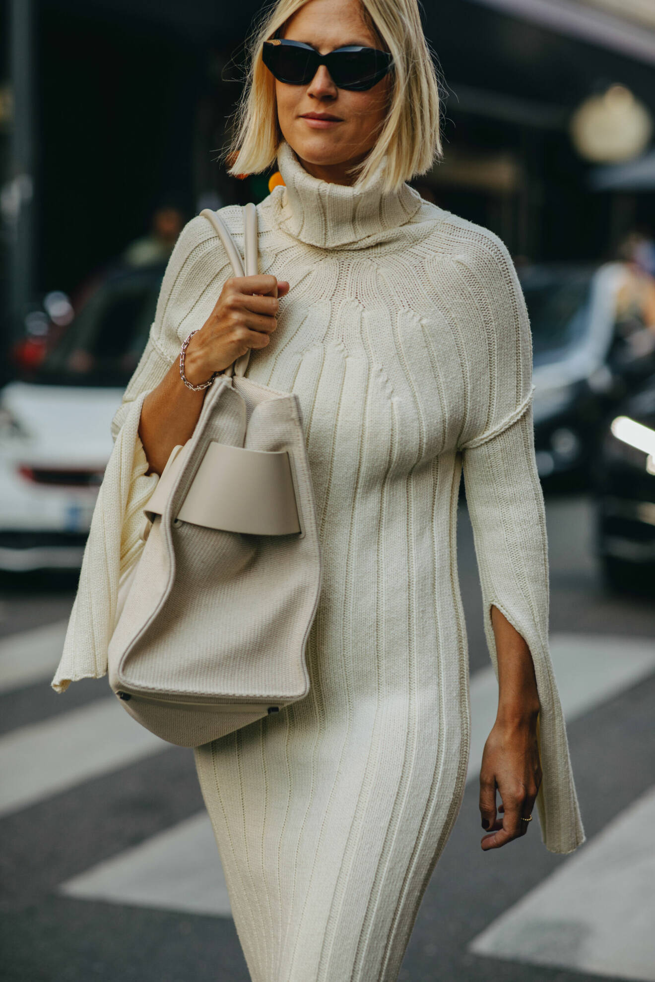 Linda Tol bär vit stickad klänning på modeveckan i Milano.