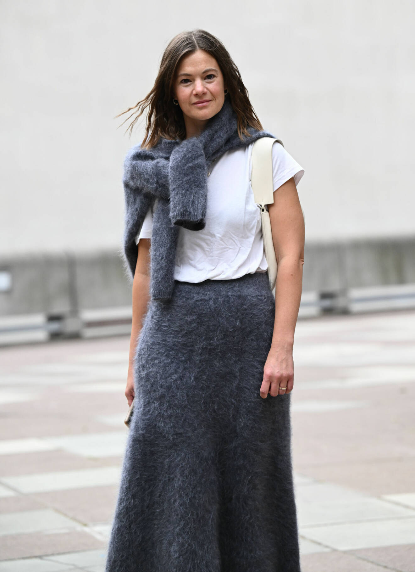 Luddig textur på både tröja och kjol – en tydlig trend hösten 2023.