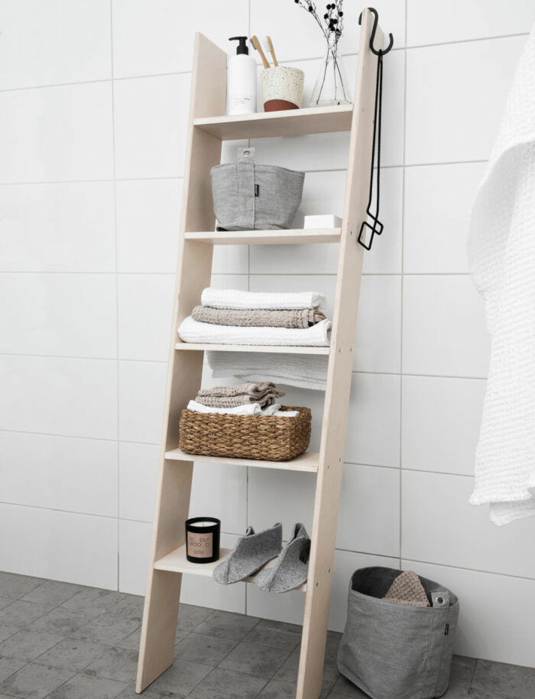 <a href="https://www.countryliving.com/diy-crafts/g2538/repurposed-wine-corks/?slide=15">Här kan du hitta idén</a> till stilettklackspluggen. Stilettklackspluggar av vinkork.