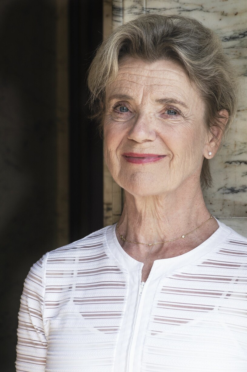 ”Mina dikter blev utgivna en gång när jag var tonåring, men i 20-årsåldern slutade jag att skriva och tänka på att jag skulle ge ut böcker. I stället tog teatern mitt uttryck.”