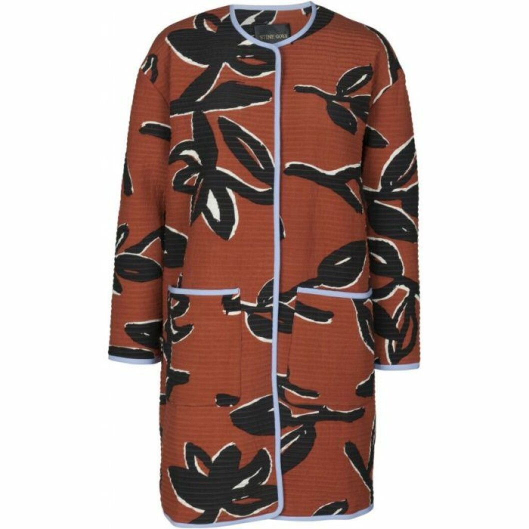 <a href="http://stinegoya.com/products/sadie-coat-jacaranda-jacket-earth">Blommönstrad kappa</a>, 3 900 kr, Stine Goya. blommig-kappa-stine-goya