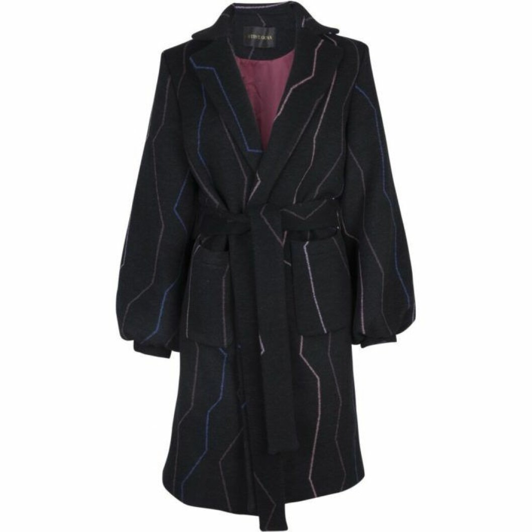 <a href="http://stinegoya.com/products/lucille-zig-zag-outerwear-zig-zag">Markerad midja</a>, 5 600 kr, Stine Goya. stine-goya-kappa