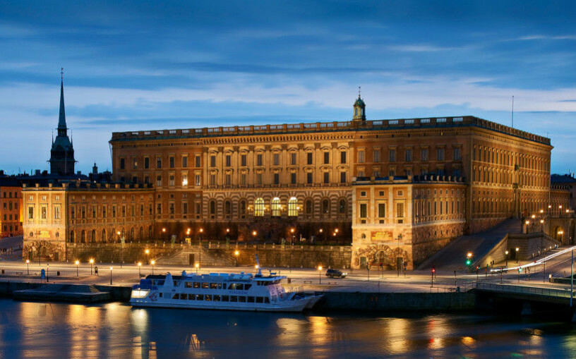 Stockholms slott är den starka symbolen för Kungahuset och den svenska monarkin. Men nu har kungen tvingats stänga slottet. Stockholms slott