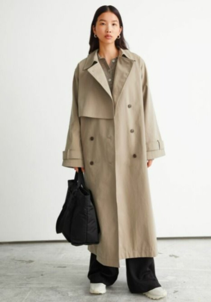 Trenchcoat, And other stories. <a target="_blank" rel="nofollow" href="https://track.adtraction.com/t/t?a=1279077969&as=1218462148&t=2&tk=1&epi=an-dromkop&url=https://www.stories.com/en_sek/clothing/jackets-coats/trenchcoats/product.relaxed-trench-coat-beige.1010143001.html">Klicka på bilden för att komma direkt till produkten!</a> Modell med lång, oversizad trenchcoat på sig i beige. Trenchcoat från And other stories.