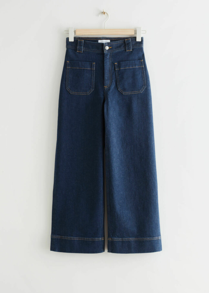 Jeans, & other stories. <a target="_blank" rel="nofollow" href="https://track.adtraction.com/t/t?a=1279077969&as=1218462148&t=2&tk=1&epi=an-tvprofilerna&url=https://www.stories.com/en_sek/clothing/jeans/flared/product.flared-cropped-patch-pocket-jeans-blue.0944154001.html">Klicka på bilden för att komma direkt till produkten!</a> Mörka, blå jeans med vida ben, hög midja och croppade ben. Fickor framtill. Jeans från And other stories.