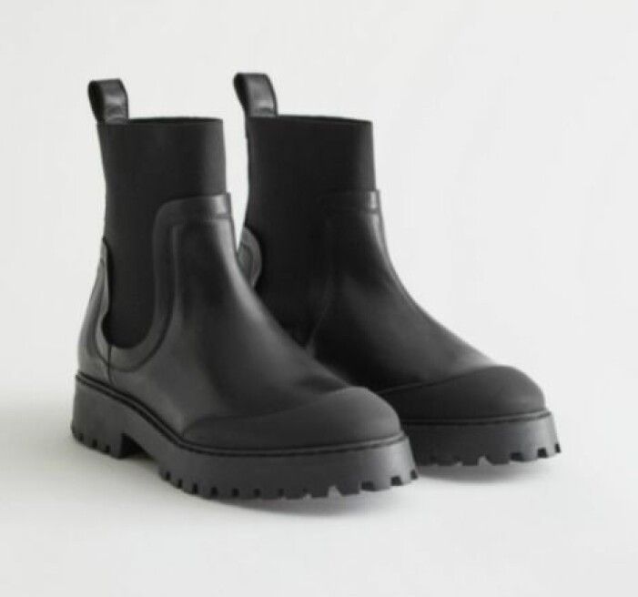 Boots, And other stories. <a target="_blank" rel="nofollow" href="https://track.adtraction.com/t/t?a=1279077969&as=1218462148&t=2&tk=1&epi=an-dromkop&url=https://www.stories.com/en_sek/shoes/boots/chelseaboots/product.elasticated-leather-chelsea-boots-black.0893443001.html">Klicka på bilden för att komma dirket till produkten!</a> Svarta, grova boots. Ankelhöga, platta med grov gummisula. Boots från And other stories.