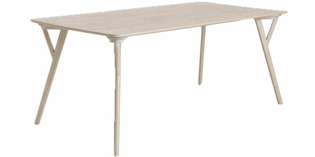 Stort matbord i ljus ek
