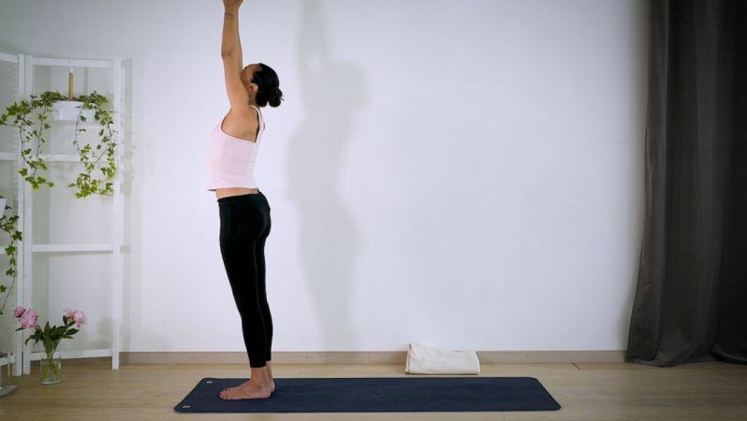 Johanna Ljunggren gör yogapositionen Solhälsning