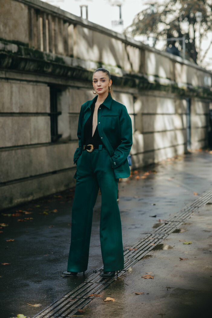 street style grön kostym med utsvängda byxor