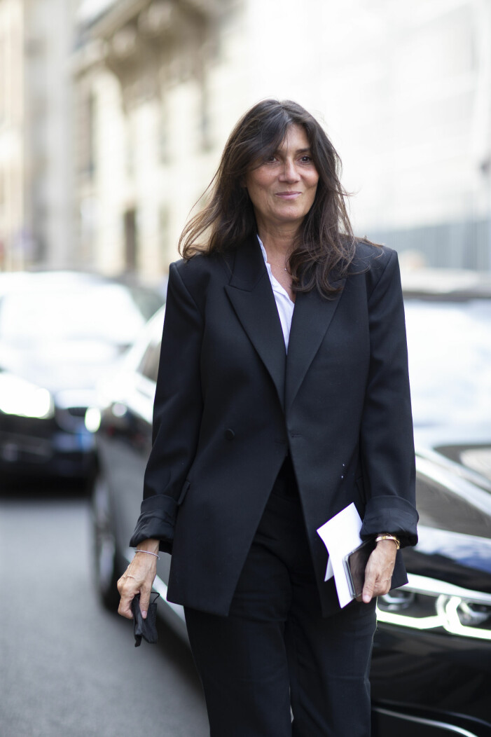 Stilikonen Emanuelle Alt i en stilsäker svart kostym. Carin Westers Suit Program innehåller bland annat en lättmatchad svart kostym i liknande modell – <a target="_blank" rel="nofollow" href="https://in.ahlens.se/t/t?a=1136856392&as=1218462148&t=2&tk=1&url=https://www.ahlens.se/Mode/jackor-15174/carin-wester-blazer-wester-black-61013290/&epi=FE-mod-ALSW-modetips-carinwester-kavaj-%7Cxid%3Afr1653297175076gde">se mer och köp den här</a>. Emanuelle Alt - street style med kavaj