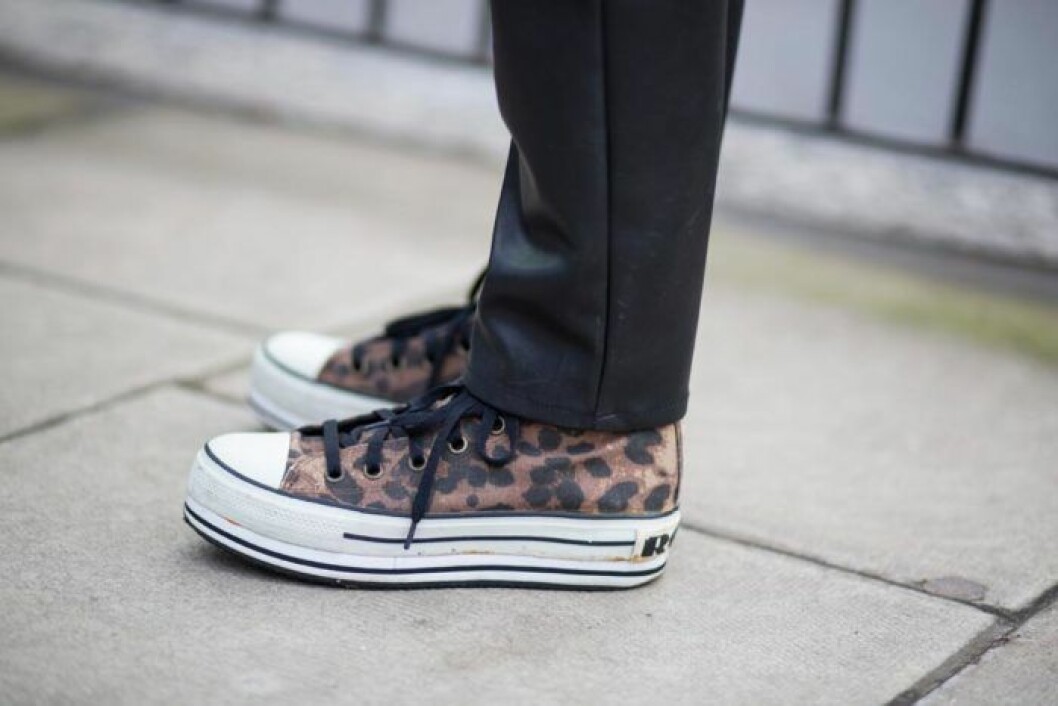 Stilsäkert med accessoarer i leopard! Snygga sneakers från Paris modevecka. <br> Foto: Jonas Gustavsson foto-jonas-gustavsson