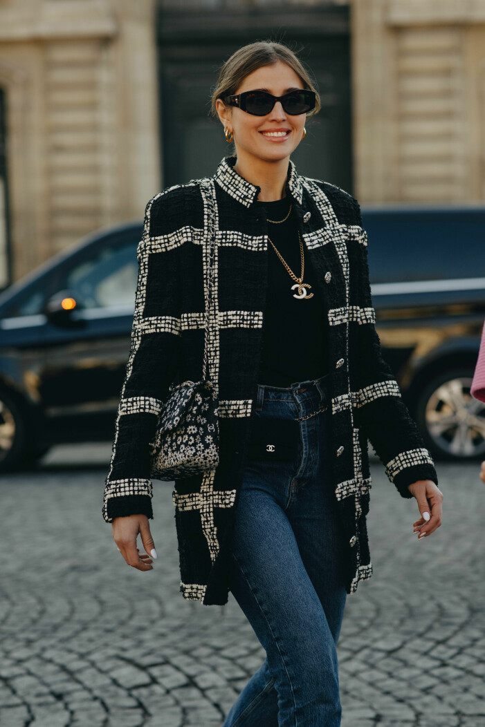 En rutig kappa passar lika bra till vintern som våren och hösten. streetstyle chaneljacka