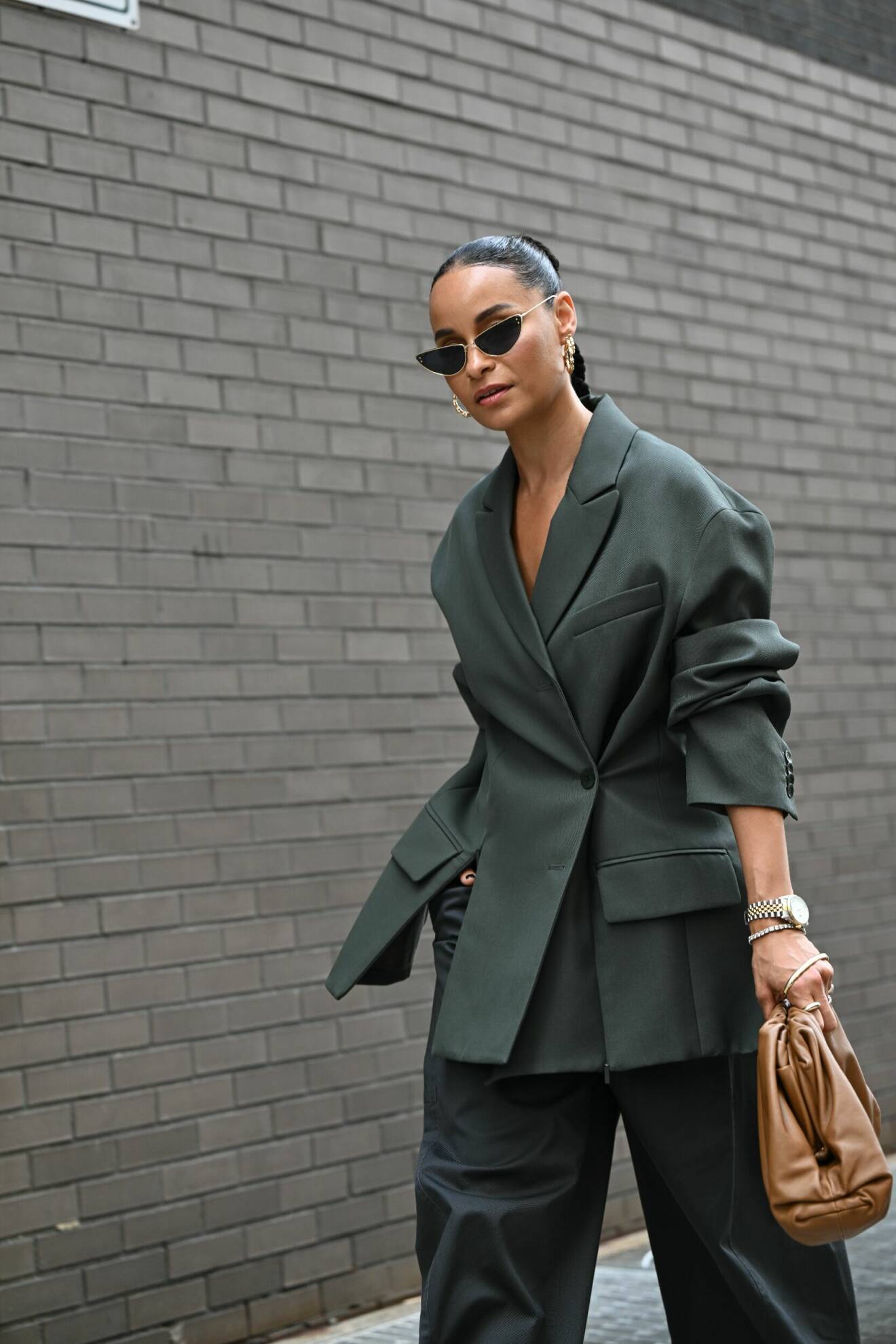 Streetstyle med grå oversize blazer, vida byxor och solglasögon